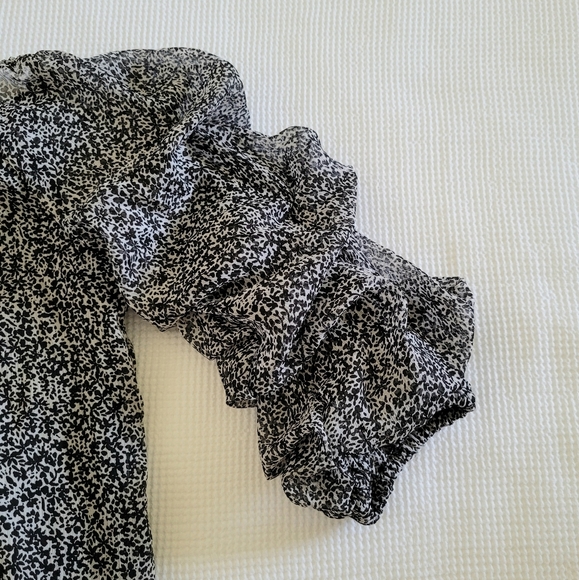 CeCe Cascading Puffy Sleeves Top - Picture 3 of 13